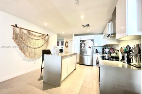 Condominio en alquiler en Miami, Florida, 1 dormitorio, 78.97 m2 № 2068545 - foto 11