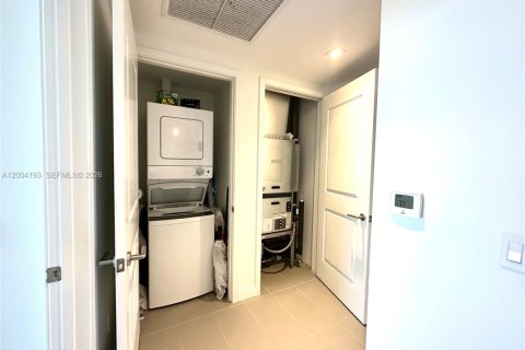 Condominio en alquiler en Miami, Florida, 1 dormitorio, 78.97 m2 № 2068545 - foto 6