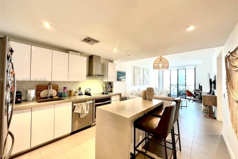 Condominio en alquiler en Miami, Florida, 1 dormitorio, 78.97 m2 № 2068545 - foto 2