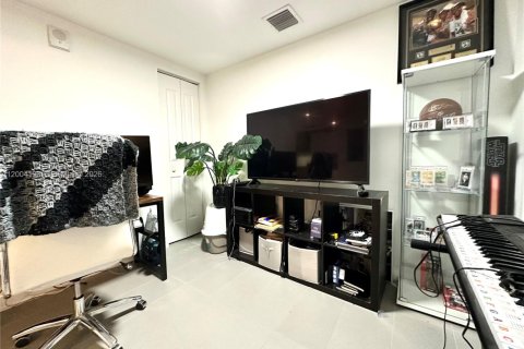 Condominio en alquiler en Miami, Florida, 1 dormitorio, 78.97 m2 № 2068545 - foto 23