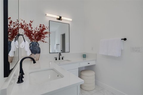 House in Tampa, Florida 5 bedrooms, 222.22 sq.m. № 1826660 - photo 22