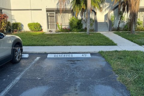 Condo in Weston, Florida, 2 bedrooms  № 1953522 - photo 1