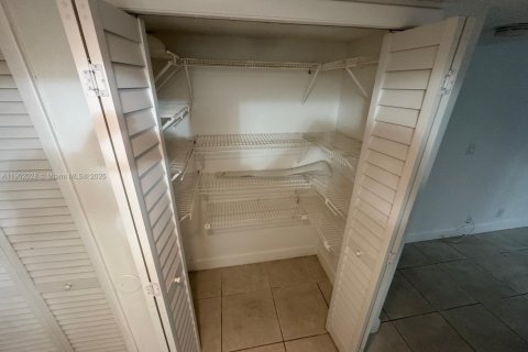 Condo in Weston, Florida, 2 bedrooms  № 1953522 - photo 8