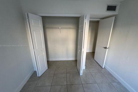 Condo in Weston, Florida, 2 bedrooms  № 1953522 - photo 13
