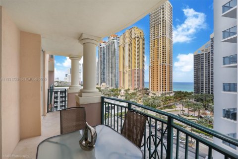 Condo in Sunny Isles Beach, Florida, 2 bedrooms  № 1990195 - photo 11