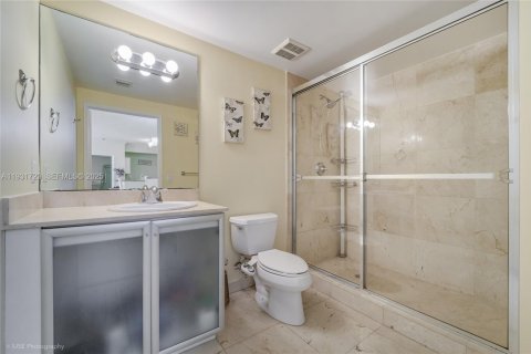 Condo in Sunny Isles Beach, Florida, 2 bedrooms  № 1990195 - photo 6