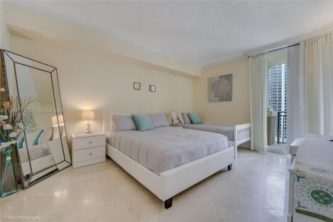 Condo in Sunny Isles Beach, Florida, 2 bedrooms  № 1990195 - photo 10