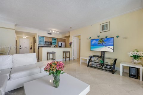 Condo in Sunny Isles Beach, Florida, 2 bedrooms  № 1990195 - photo 12