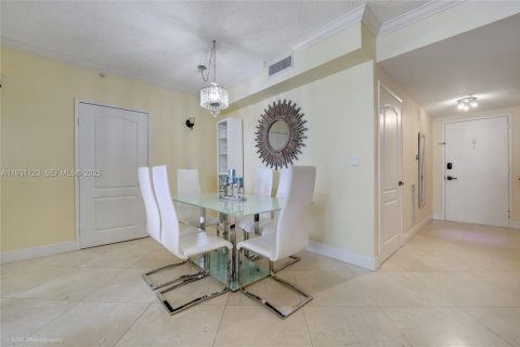 Condo in Sunny Isles Beach, Florida, 2 bedrooms  № 1990195 - photo 13