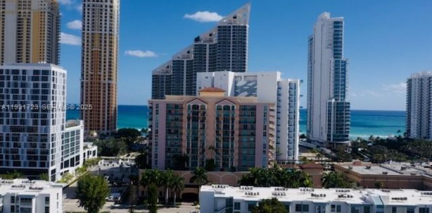 Condo in Sunny Isles Beach, Florida, 2 bedrooms  № 1990195