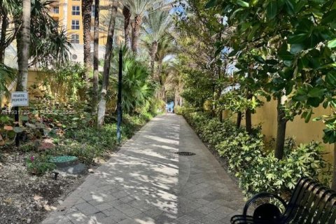 Condo in Sunny Isles Beach, Florida, 2 bedrooms  № 1990195 - photo 16