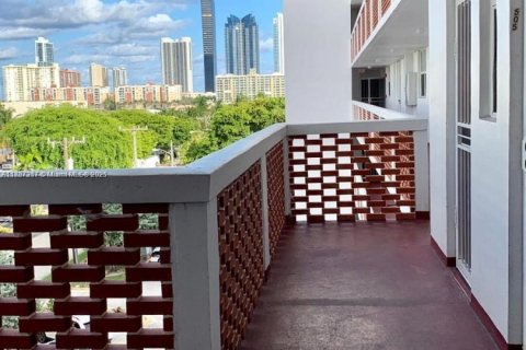 Condo in North Miami Beach, Florida, 2 bedrooms  № 1702116 - photo 2