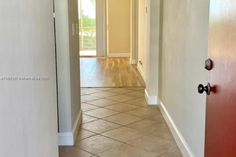 Condo in North Miami Beach, Florida, 2 bedrooms  № 1702116 - photo 3