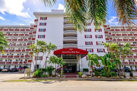 Condo in North Miami Beach, Florida, 2 bedrooms  № 1702116 - photo 1