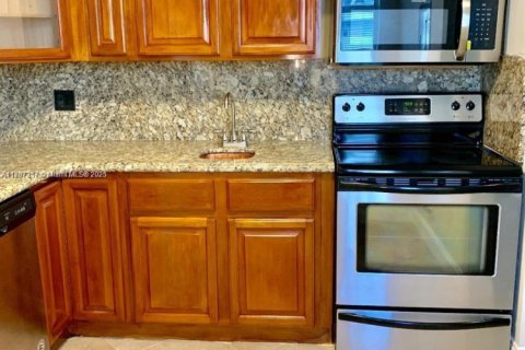 Condo in North Miami Beach, Florida, 2 bedrooms  № 1702116 - photo 4