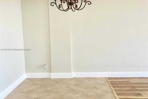 Condo in North Miami Beach, Florida, 2 bedrooms  № 1702116 - photo 5