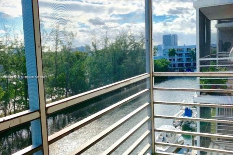 Condo in North Miami Beach, Florida, 2 bedrooms  № 1702116 - photo 10