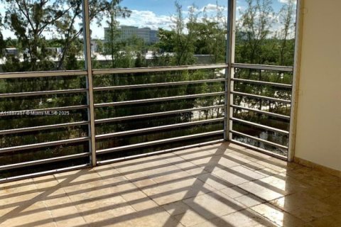 Condo in North Miami Beach, Florida, 2 bedrooms  № 1702116 - photo 9