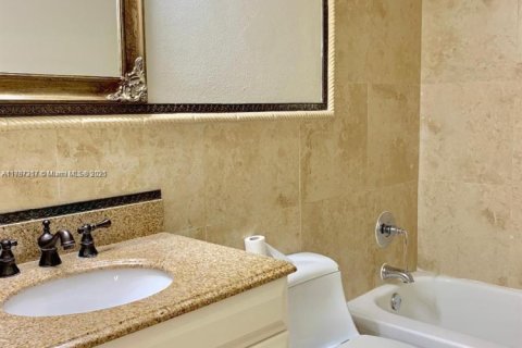 Condo in North Miami Beach, Florida, 2 bedrooms  № 1702116 - photo 8