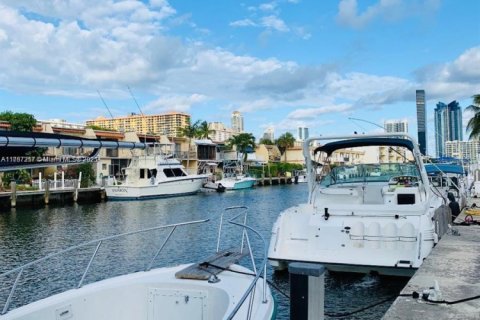 Condo in North Miami Beach, Florida, 2 bedrooms  № 1702116 - photo 12