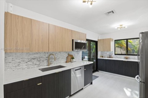 Casa en venta en Oakland Park, Florida, 4 dormitorios, 132.85 m2 № 1999987 - foto 13