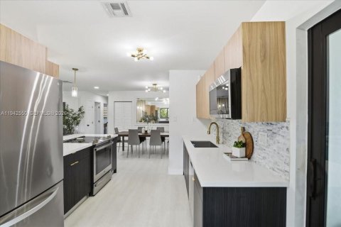 Casa en venta en Oakland Park, Florida, 4 dormitorios, 132.85 m2 № 1999987 - foto 14