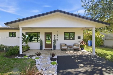 Casa en venta en Oakland Park, Florida, 4 dormitorios, 132.85 m2 № 1999987 - foto 2