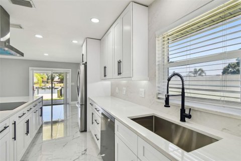 House in Tampa, Florida 3 bedrooms, 159.98 sq.m. № 1670773 - photo 26