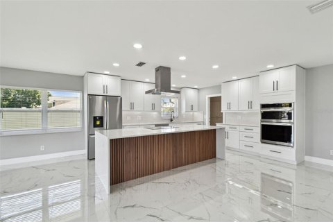 House in Tampa, Florida 3 bedrooms, 159.98 sq.m. № 1670773 - photo 4