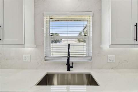 House in Tampa, Florida 3 bedrooms, 159.98 sq.m. № 1670773 - photo 24