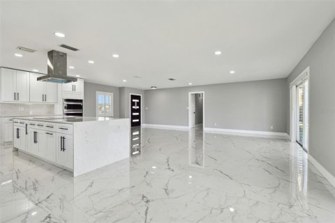 House in Tampa, Florida 3 bedrooms, 159.98 sq.m. № 1670773 - photo 30