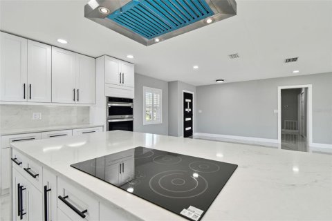 House in Tampa, Florida 3 bedrooms, 159.98 sq.m. № 1670773 - photo 22