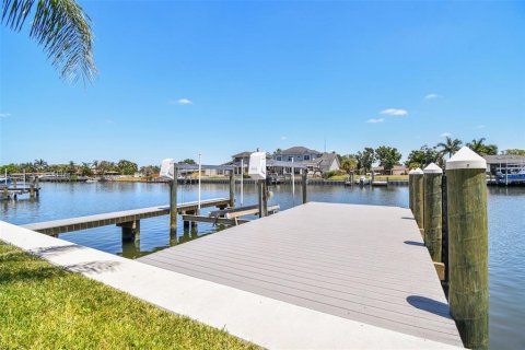 House in Tampa, Florida 3 bedrooms, 159.98 sq.m. № 1670773 - photo 2