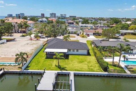 House in Tampa, Florida 3 bedrooms, 159.98 sq.m. № 1670773 - photo 3