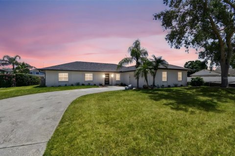 House in Tampa, Florida 3 bedrooms, 159.98 sq.m. № 1670773