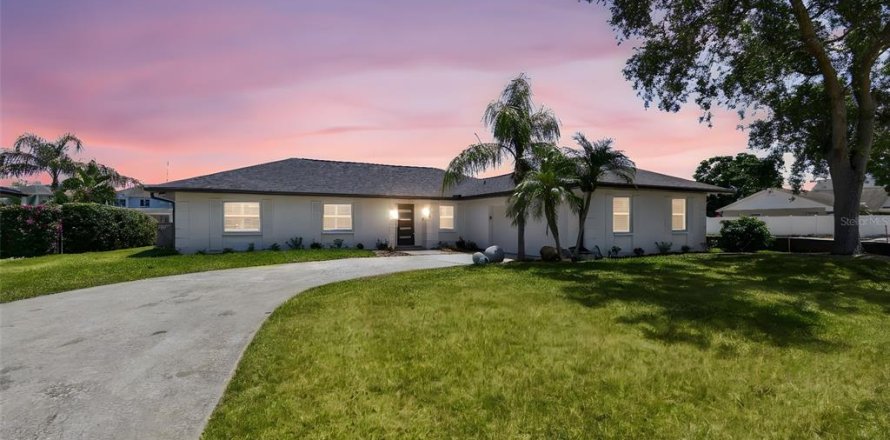 House in Tampa, Florida 3 bedrooms, 159.98 sq.m. № 1670773