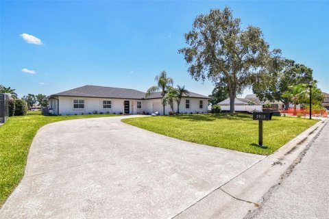 House in Tampa, Florida 3 bedrooms, 159.98 sq.m. № 1670773 - photo 8