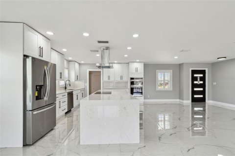 House in Tampa, Florida 3 bedrooms, 159.98 sq.m. № 1670773 - photo 18