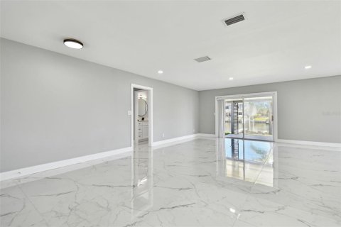 House in Tampa, Florida 3 bedrooms, 159.98 sq.m. № 1670773 - photo 15