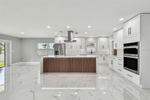 House in Tampa, Florida 3 bedrooms, 159.98 sq.m. № 1670773 - photo 19