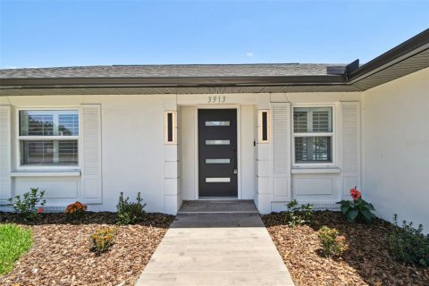 House in Tampa, Florida 3 bedrooms, 159.98 sq.m. № 1670773 - photo 10