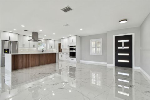 House in Tampa, Florida 3 bedrooms, 159.98 sq.m. № 1670773 - photo 13