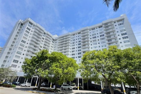Copropriété à louer à Hallandale Beach, Floride: 2 chambres, 121.79 m2 № 1987825 - photo 1
