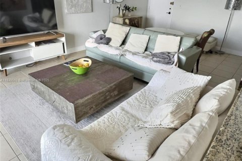 Copropriété à louer à Hallandale Beach, Floride: 2 chambres, 121.79 m2 № 1987825 - photo 4