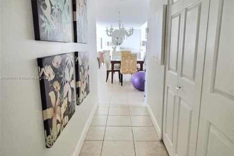 Copropriété à louer à Hallandale Beach, Floride: 2 chambres, 121.79 m2 № 1987825 - photo 10