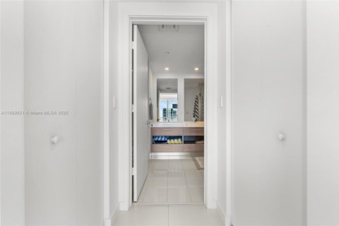 Снять в аренду кондоминиум в Майами, Флорида 1 спальня, 90.77м2, № 1952911 - фото 17