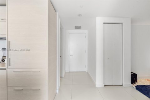 Снять в аренду кондоминиум в Майами, Флорида 1 спальня, 90.77м2, № 1952911 - фото 25