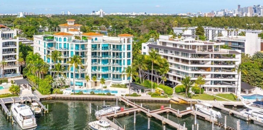 Condominio en Miami, Florida, 3 dormitorios  № 1992957