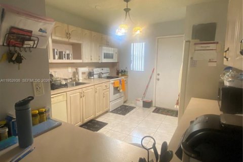 Condominio en venta en Hialeah, Florida, 2 dormitorios, 100.33 m2 № 2010074 - foto 5