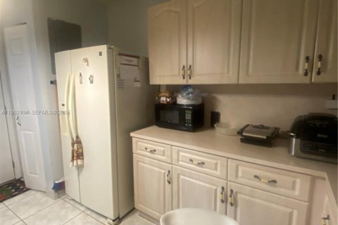 Condominio en venta en Hialeah, Florida, 2 dormitorios, 100.33 m2 № 2010074 - foto 7